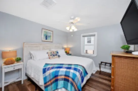 Adorable Beach Bungalow One Block from the Gulf Heated Pool Available OCT-May!