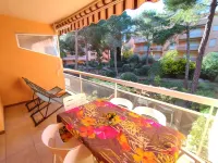 Air-Conditioned Apartment 3 Minutes' Walk from the Beach and Shops