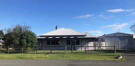 Cosy coastal cottage with all the comforts of home Отели в г. Яррам