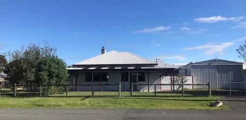 Cosy coastal cottage with all the comforts of home