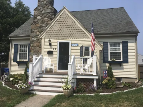 2 bedroom apartment on the first floor near Navy Base and downtown Newport.