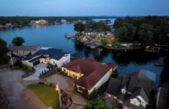 The Palms at Chesswood - Luxury, Pool, & Dock! Hotels in 
