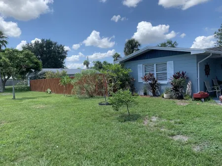 CAPTAIN’S QUARTERS Tropical pool house. Airport, Beaches, Usssa sports complex Отели рядом с достопримечательностью «Крейн Крик Променад»