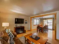 Tucked away mountain retreat w/Game Room & Hot Tub โรงแรมในแมคคอล