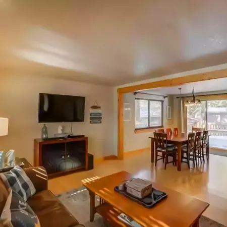 Tucked away mountain retreat w/Game Room & Hot Tub