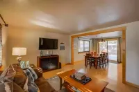 Tucked away mountain retreat w/Game Room & Hot Tub