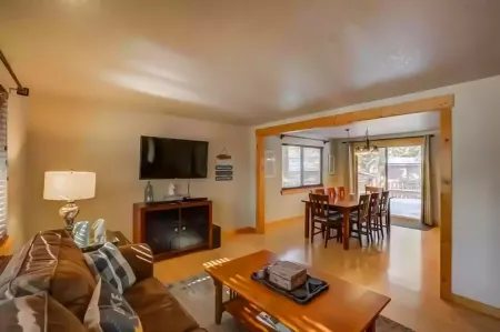 Tucked away mountain retreat w/Game Room & Hot Tub