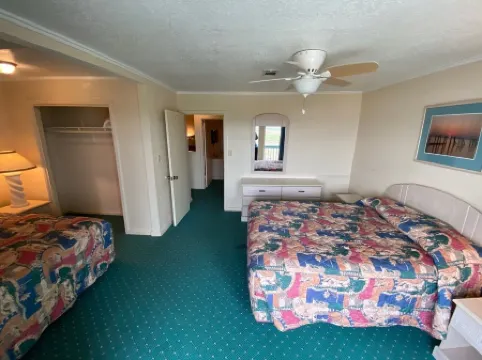 Beachfront Two Bedroom Condo with a Pool/2 nights or 7 nights. Pet friendly!