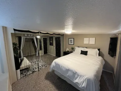 Welcome to the River House! Bright peaceful desert/river home. Hotels near Colorado River