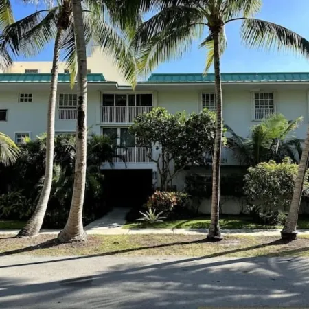 Key Biscayne 2 bedrooms sleeps 4 walk 2 beach shops