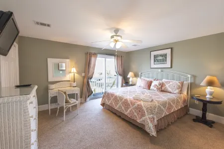 Cape Escape II End Unit on Lake & just 200 steps to beach w/ Beach chairs/cart