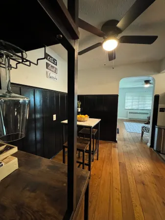 Forget your worries in this spacious, serene 1-bedroom unit with lots of charm. Отели рядом с достопримечательностью «Уинтон Вудс»