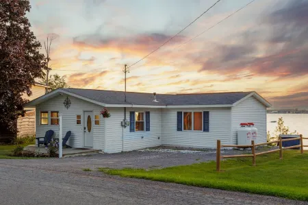 Lakehouse at Pillar Point on Lake Ontario, a relaxing home with stunning sunsets