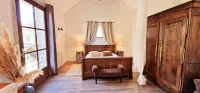 Charming gîte with swimming pool, Nordic bath, close to the D-Day landing beaches. Hotel di Le Manoir