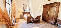 Charming gîte with swimming pool, Nordic bath, close to the D-Day landing beaches. Hotel di Le Manoir