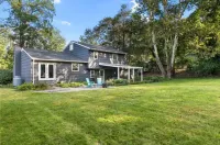 Updated, cozy single family in Fairfield County Hotels in Trumbull