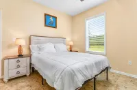 3-bedroom house with Hot Tub and Game Room in Eastpoint, 10 minute drive to SGI