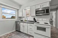 King bed 2BR Suite in the Heart of Appleton