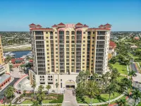 3 BR 2 BA with AMAZING 8th Floor River & Gulf View!
