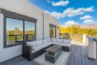 Backyard Oasis, Mountain Views, Resort Style Pool & Jacuzzi!