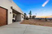 COZY JOSHUA TREE HOME- 9 min to the park! with Hot Tub
