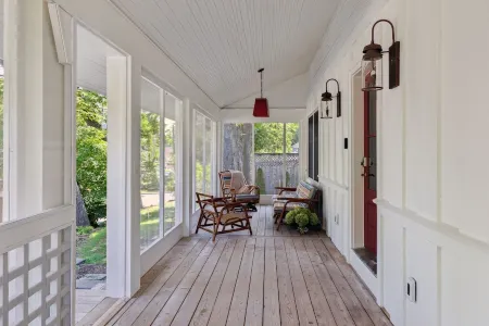Cozy two-bedroom cottage - five minutes walk to Wayzata and Lake Minnetonka