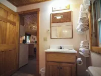 Cozy 2 bedroom cottage with full kitchen minutes from Pictured Rocks Cruises! ミューニシングのホテル