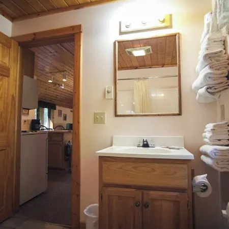 Cozy 2 bedroom cottage with full kitchen minutes from Pictured Rocks Cruises!