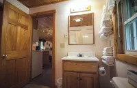 Cozy 2 bedroom cottage with full kitchen minutes from Pictured Rocks Cruises!