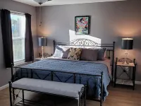 Private Retreat Bungalow-One Level, 2 blocks from Beach w/Porch & Deck Hotels in Colonial Beach