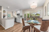 Coastal Cottage / 1 Mile to Hobe Sound Public Beach