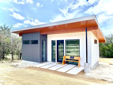 Cozy/Cute Tiny House close to wineries, wedding venues & outdoor fun Отели рядом с достопримечательностью «Ian's Chapel at Camp Lucy»