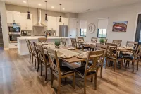 SUNSHINE VILLA..SLEEPS 30, 8 BR, 8 BA, NEW 2023. Pool/Spa, Super nice and Roomy.