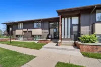 Stunning Waterfront views & cozy fireplace on the shores of Lake Como. King bed.