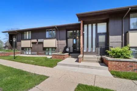 Stunning Waterfront views & cozy fireplace on the shores of Lake Como. King bed.