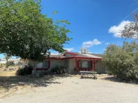 Retro ranch house next to nature but close to town