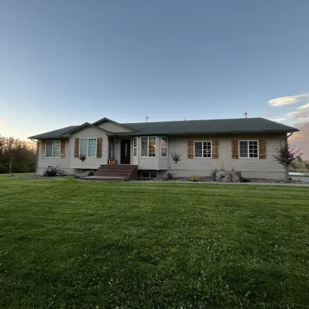 Heise Hot Springs Gathering Place sleeps 30+ w/Hot tub