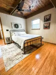 - NEWLY RENOVATED - cabin in gated, mountain community ~ sleeps 6 ~ wifi