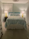 LOCATION  Cozy bungalow on Monroe Canal, the most entertaining / traveled canal Hotels near Fort Myers / Pine Island KOA Holiday
