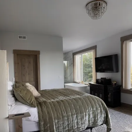 Luxury Cabin! Hot Tub with Amazing views of the valley, river and Mt. Stuart.