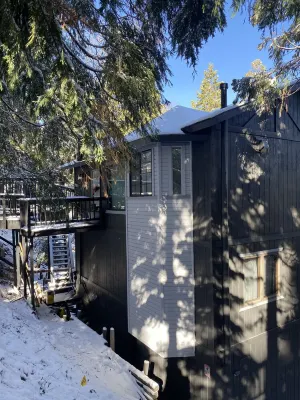 Among the Trees Getaway - Cozy & Modern Tri-level Mountain Cabin Hotel dekat Lake Gregory Regional Park