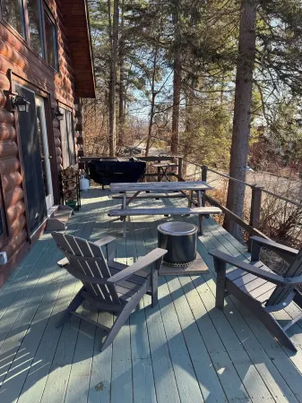 Charming 3-Bedroom + Loft Log Cabin at Lake Bomoseen in Castleton, VT. Sleeps 12 Отели в г. Каслтон