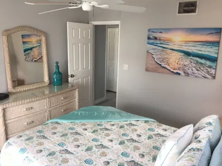 Steps to Water! Sea Glass - Beach to Bay, Heated Pool and Dock Отели в г. Манасота-Ки