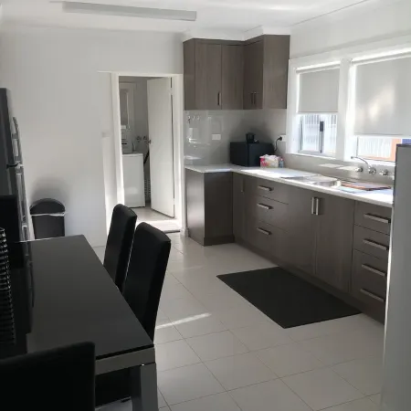 Entire House 3 bedrooms, 5 minute walk to town centre and 1 minute to beach
