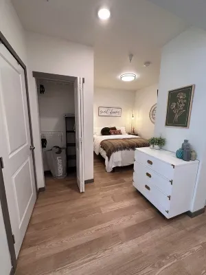 Cozy apartment with Rooftop views, home workspace and close to Hospitals!