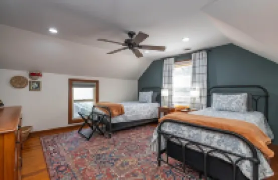 2 King Beds! Center of town! Pet friendly