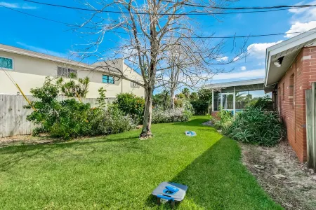 The Blue Fin Bungalow- Coastal Comfort & Beauty. 1 Block to the Beach -Sleeps 10 Отели в г. Сателлит Бич