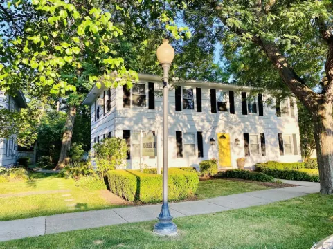 CHAINFERRY, PARK & WATER VIEW ♥️of DOWNTOWN w SEASONAL WATERFRONT POOL-HOT TUB