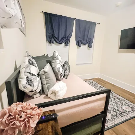 Pet-Friendly Bungalow - Close to UF & Downtown!