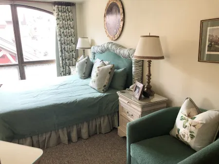 Vail Village European Charmer-Walk to Gondola, Pool, Hot Tub! Отели рядом с достопримечательностью «Sonnenalp Club»